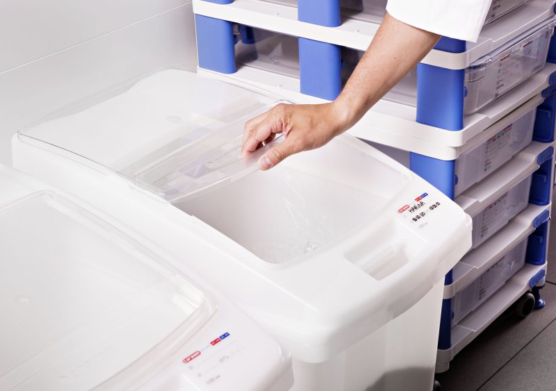 Behälter auf Rollen mit Schiebedeckel (2)